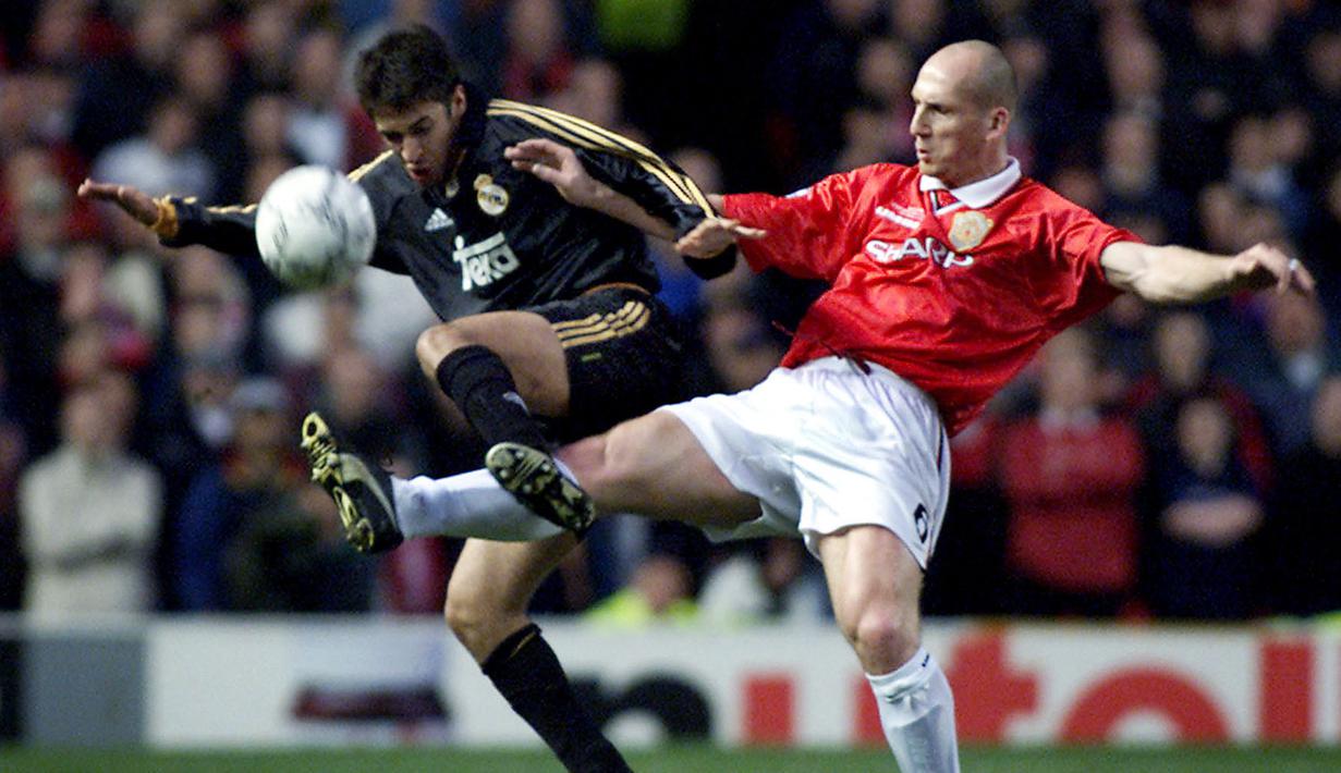 Jaap Stam merupakan bek andalan Setan Merah karena memiliki kemampuan yang mumpuni dan didukung dengan posturnya yang tinggi dan besar. Namun, hal tersebut berubah saat Stam mengalami cedera achilles. Performanya menurun dan ia dijual ke Lazio dan mampu tampil menjanjikan. (AFP/Adrian Dennis)