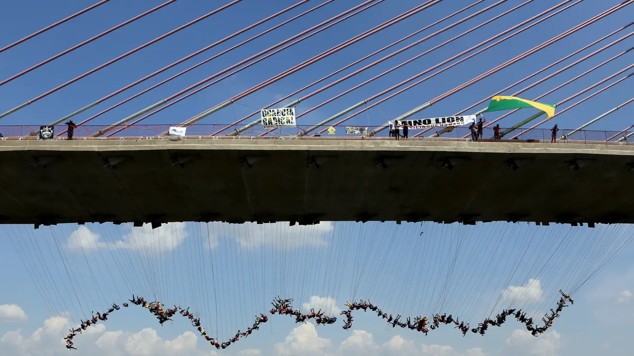 20160410-Demi Pecahkan Rekor, Ratusan Orang Lompat dari Atas Jembatan Brasil-Brasil
