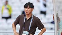 Reaksi kecewa pelatih Timnas Indonesia, Shin Tae-yong saat menghadapi Irak pada laga Grup F putaran kedua Kualifikasi Piala Dunia 2026 zona Asia di Stadion Utama Gelora Bung Karno (SUGBK), Senayan, Jakarta, Kamis (6/6/2024). (Bola.com/M Iqbal Ichsan)