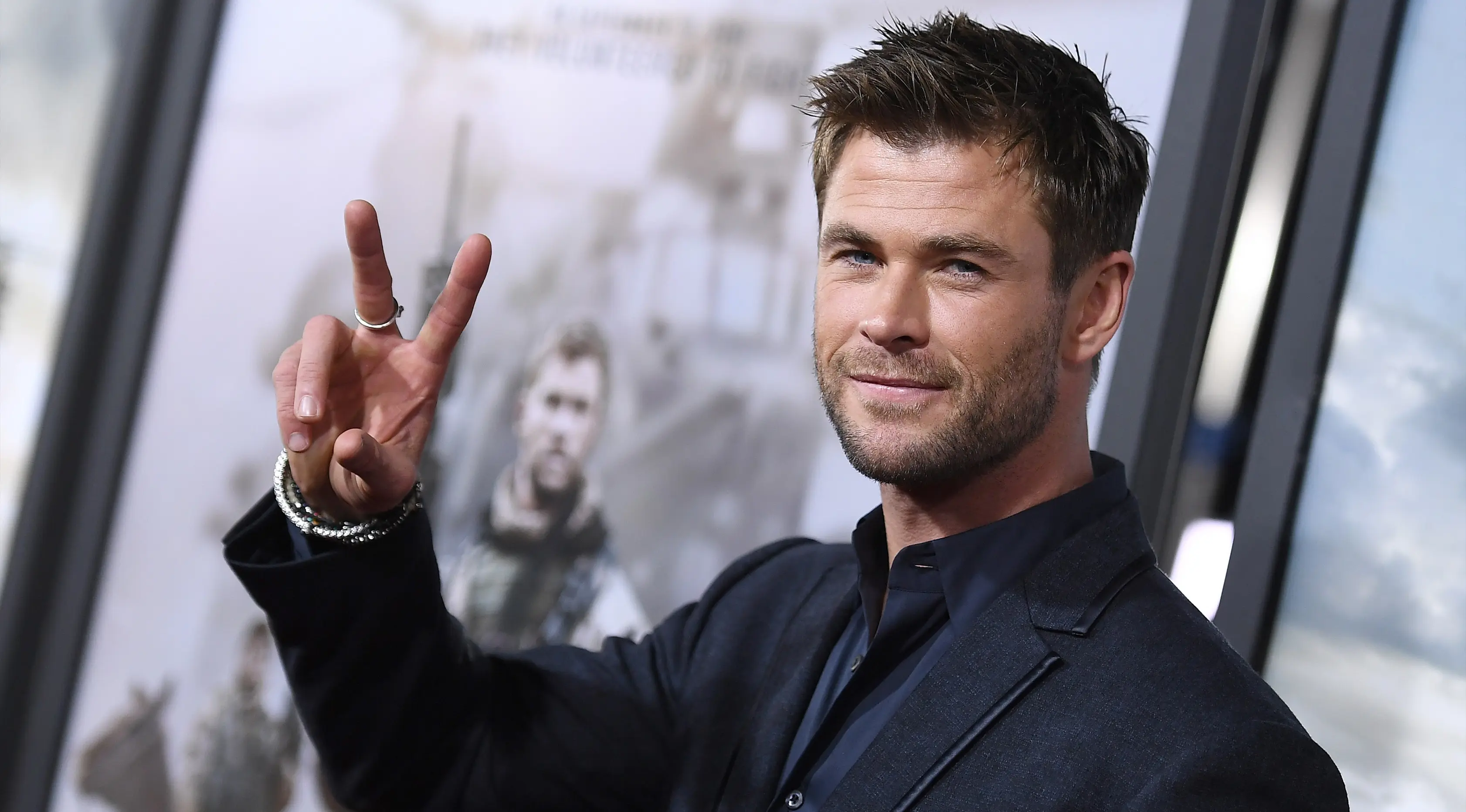 Aktor Chris Hemsworth menyapa awak media saat menghadiri pemutaran perdana film 