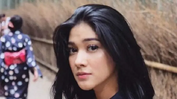 [Bintang] Klasik Chic, Outfit Liburan Naysila Mirdad Ini Cocok Dijadikan Inspirasi