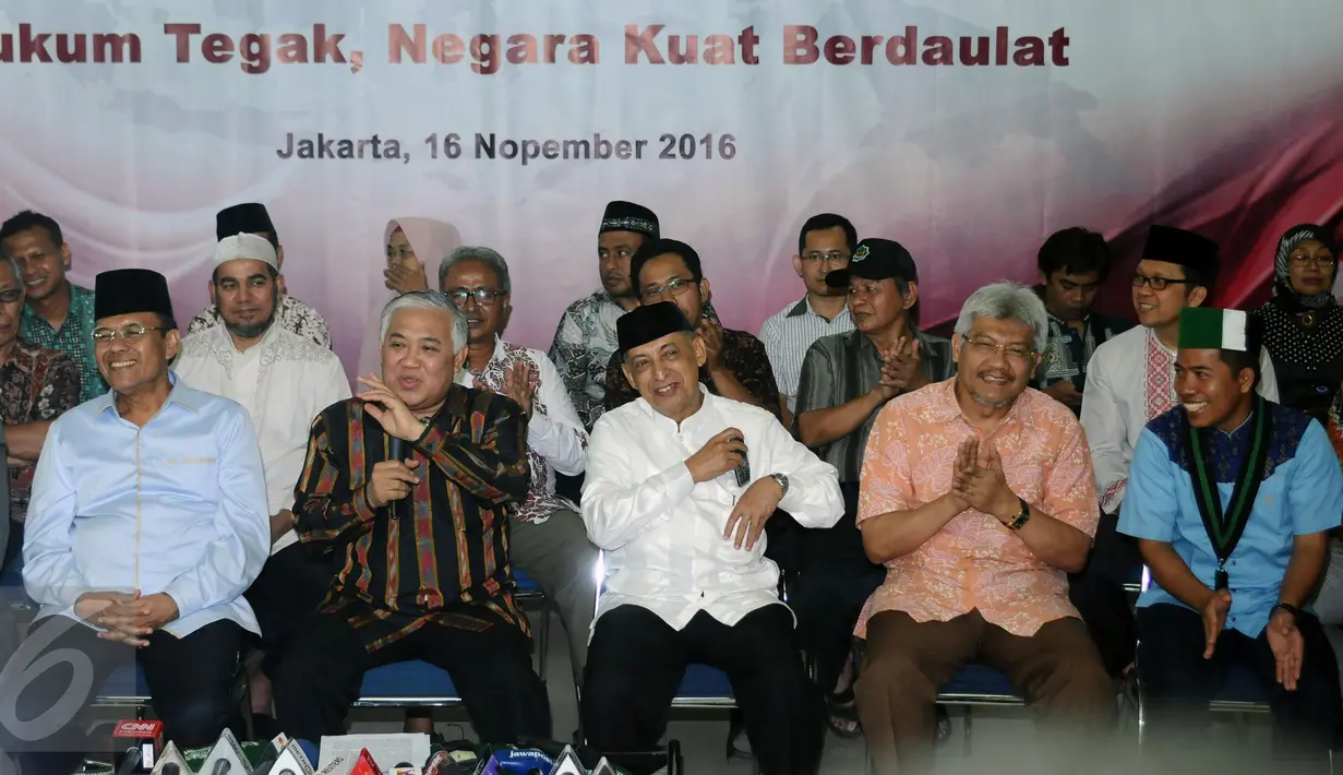 Perwakilan Ormas Islam memberi pernyataan sikap terkait ditetapkannya Basuki Tjahaja Purnama (Ahok) sebagai tersangka kasus penistaan agama, Jakarta, Rabu (16/11). SOLI mengajak umat Islam mengawal proses hukum tersebut. (Liputan6.com/Helmi Fithriansyah)