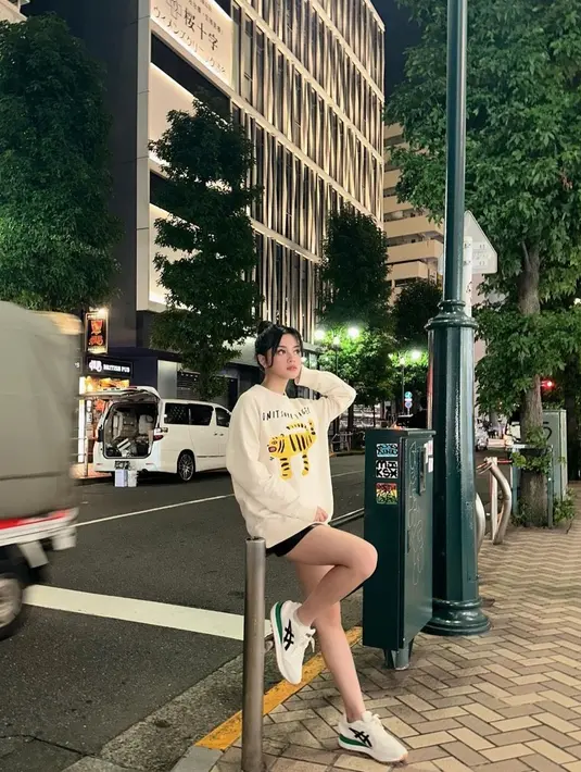 Sweater dengan motif yang cukup besar dan short pants juga bisa kamu pakai untuk liburan. Jangan lupa memakai sneakers seperti yang dikenakan Yoriko Angeline