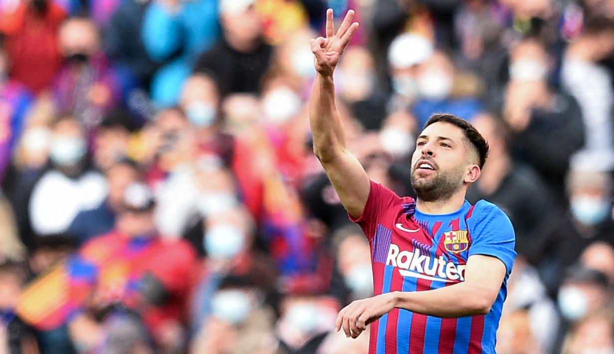 Bek kiri Barcelona Jordi Alba menampilkan salah satu penampilan terbaiknya musim ini untuk membantu timnya menang 4-2 atas Atletico Madrid. Pada menit ke-10, Alba mampu mencetak gol penyeimbang sekaligus awal come back blaugrana lewat tendangan voli spektakulernya. (AFP/Josep Lago)
