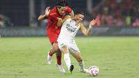 Gelandang Persija Jakarta, Hanif Sjahbandi mencoba merebut bola dari penguasaan gelandang Dewa United, Alexis Messidoro dalam laga BRI Liga 1 2024/2025 di Stadion Gelora Bung Karno, Jakarta, Senin (16/9/2024). (Bola.com/Muhammad Iqbal Ichsan)