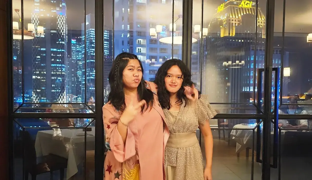 Putri pertama Ussy tampil dengan gamis atau dress dengan outerwear bermotif. [Foto: @ussypratama]