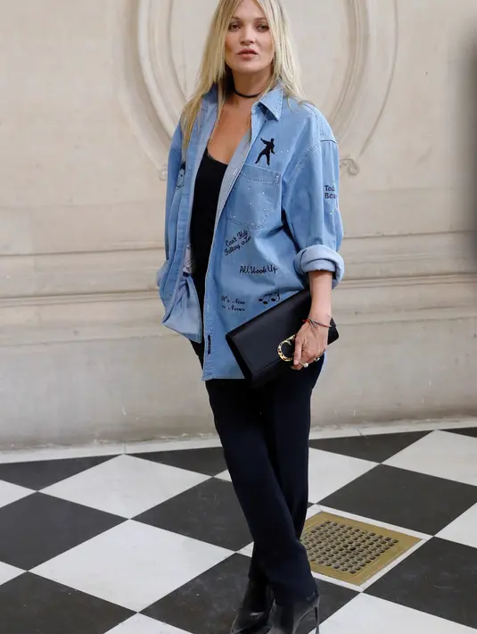 Di tahun 2010, super model Kate Moss menjadi korban perampokan di rumahnya di London oleh pria tak dikenal. Dimana barang yang diambil adalah tiga buah koleksi lukisan yang memiliki nilai nominal US$ 115.000. (AFP/Bintang.com)