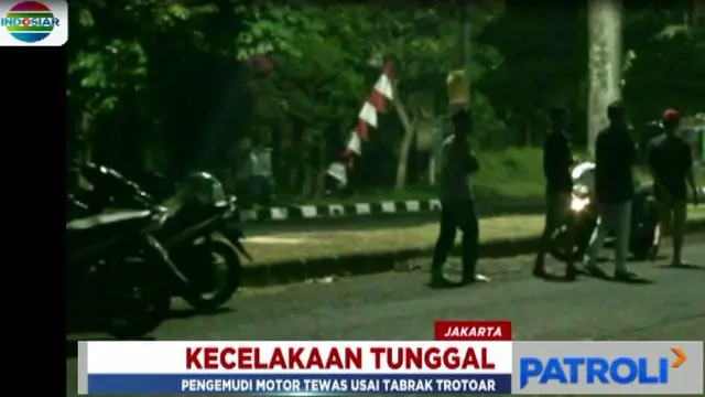 Sebuah kecelakaan terjadi di Jakarta tadi malam. Pengendara motor tewas usai menabrak trotoar.