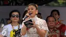 Agnez Mo membacakan Deklarasi Perdamaian saat perayaan Hari Perdamaian Internasional di Balai Kota Jakarta, Minggu (20/9/2015). Beragam komunitas hadir dalam perayaan Hari Perdamaian Internasional. (Liputan6.com/Helmi Fithriansyah)