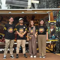 Potret Raditya Dika dan Natya Shina sebagai juri Aice Got You! Panggung Crispymu!. (foto: AICE.dok)