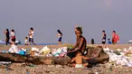 Anak-anak menyortir sampah di permukiman kumuh di sepanjang garis Pantai Baseco di Manila, Filipina (28/9/2019). Daerah memiliki pantai yang sering dikunjungi beberapa warga Manila meskipun tingkat coliform berbahaya di perairan yang berdekatan. (AFP Photo/Maria Tan)