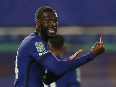 Bek Chelsea, Fikayo Tomori bereaksi saat bertanding melawan Barnsley pada putaran ketiga Piala Liga Inggris di Stamford Bridge di London pada 23 September 2020. AC Milan resmi mendatangkan Fikayo Tomori dari Chelsea dengan status pinjaman. (Alastair Grant / AFP / POOL)