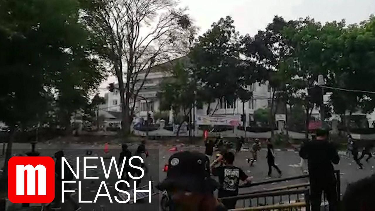 VIDEO: Demo Tolak RUU KUHP, Mahasiswa dan Polisi Bentrok di Bandung