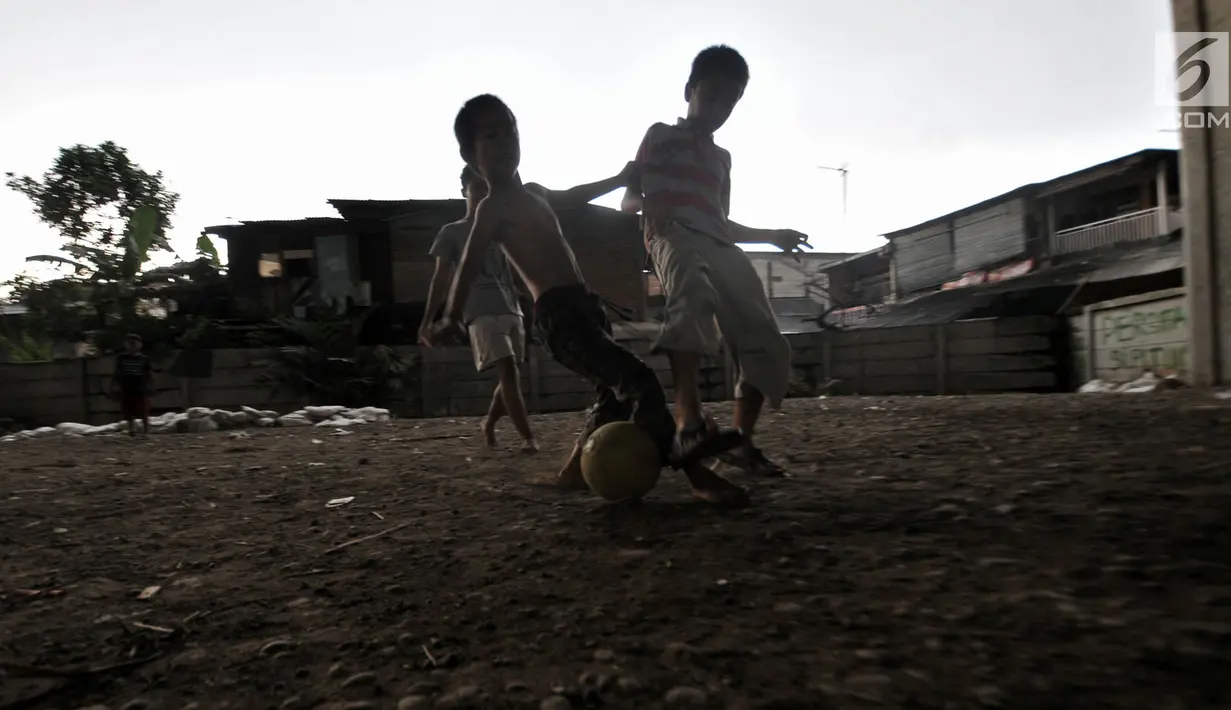 Anak-anak bermain sepak bola di kolong jalan Tol Lingkar Utara, Kalibaru, Cilincing, Jakarta, Kamis (28/3). Pemkot Jakarta Utara akan membangun Taman Maju Bersama (TMB) di kolong tol tersebut untuk mengurangi ruang kumuh serta menjadi sarana rekreasi warga dan anak-anak (merdeka.com/Iqbal S Nugroho)