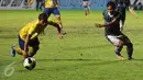 Gelandang Cilegon Utd, Deny Arwin (kiri) berebut bola dengan pemain Persebaya di laga penyisihan Dirgantara Cup 2017 di Stadion Maguwoharjo, Sleman, Sabtu (4/3). Cilegon unggul 2-1. (Liputan6.com/Helmi Fithriansyah)