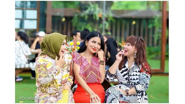Wanita asal Jawa Timur ini juga kerap menghabiskan waktu bersama dengan sahabatnya.
