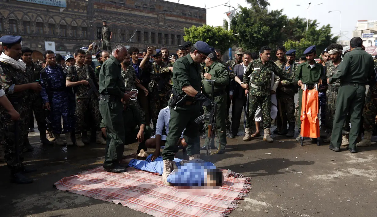 Pasukan keamanan mengeksekusi pria yang memperkosa dan membunuh gadis berusia empat tahun di alun-alun Tahrir, Ibu Kota Sanaa, Yaman (14/8). Warga berkumpul menyaksikan eksekusi pria bernama Hussein al-Saket 22 tahun tersebut. (AFP Photo/Mohammed Huwais)