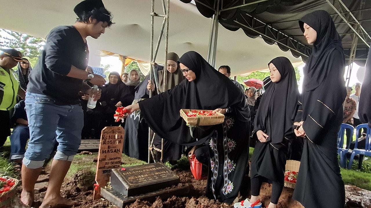 Potret Pemakaman Ibunda Ussy Sulistiawaty, Andhika Pratama Turut Antar ke Liang Lahat - Diiringi Tangis Keluarga