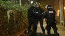 Polisi memeriksa seorang pria usai terjadi penembakan dan bom bunuh diri yang dilakukan teroris di Paris, Perancis, Jumat (13/11/2015). Dikabarkan ada 140 orang tewas dalam aksi teroris tersebut. (Reuters)