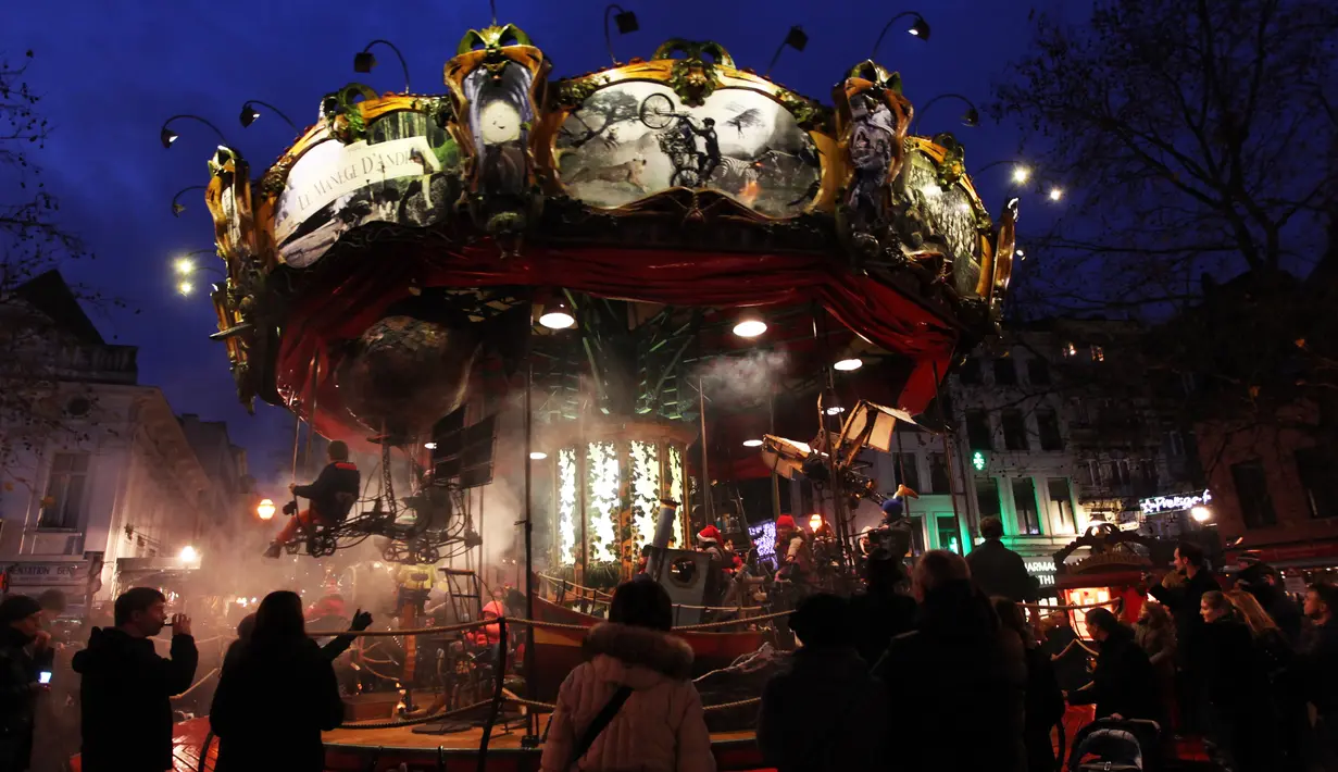 Sejumlah anak tampak menaiki wahana permainan di pasar malam Natal atau Christmas Market di pusat kota Brussels, Belgia, Senin (14/12/2015). Acara yang bertema "Keajaiban Musim Dingin" ini berlangsung dari 27 November 2015 - 3 Januari 2016. (Arie Asona)
