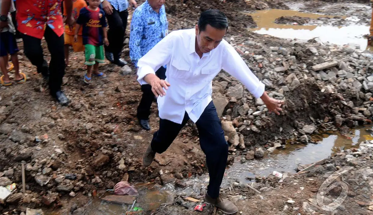 Gubernur DKI Jakarta Joko Widodo, Selasa (20/5/2014)  memantau pembangunan waduk Kampung Rambutan (Liputan6.com/Andrian M Tunay).