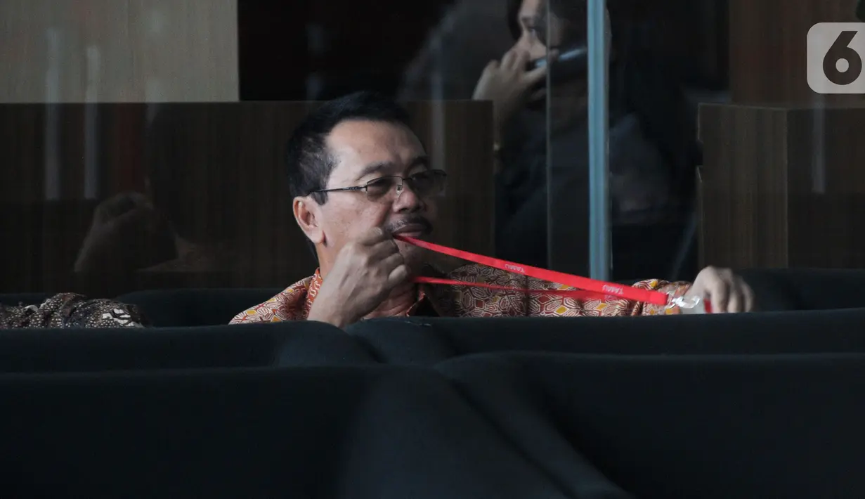 Mantan Dirut Pertamina Energy Trading Ltd (Petral) Bambang Irianto menunggu pemeriksaan di Gedung KPK, Jakarta, Selasa (5/11/2019). Bambang diperiksa sebagai tersangka suap mafia migas perdagangan minyak mentah dan produk kilang di Pertamina Energy Services Pte. Ltd (PES). (merdeka.com/Dwi Narwoko)
