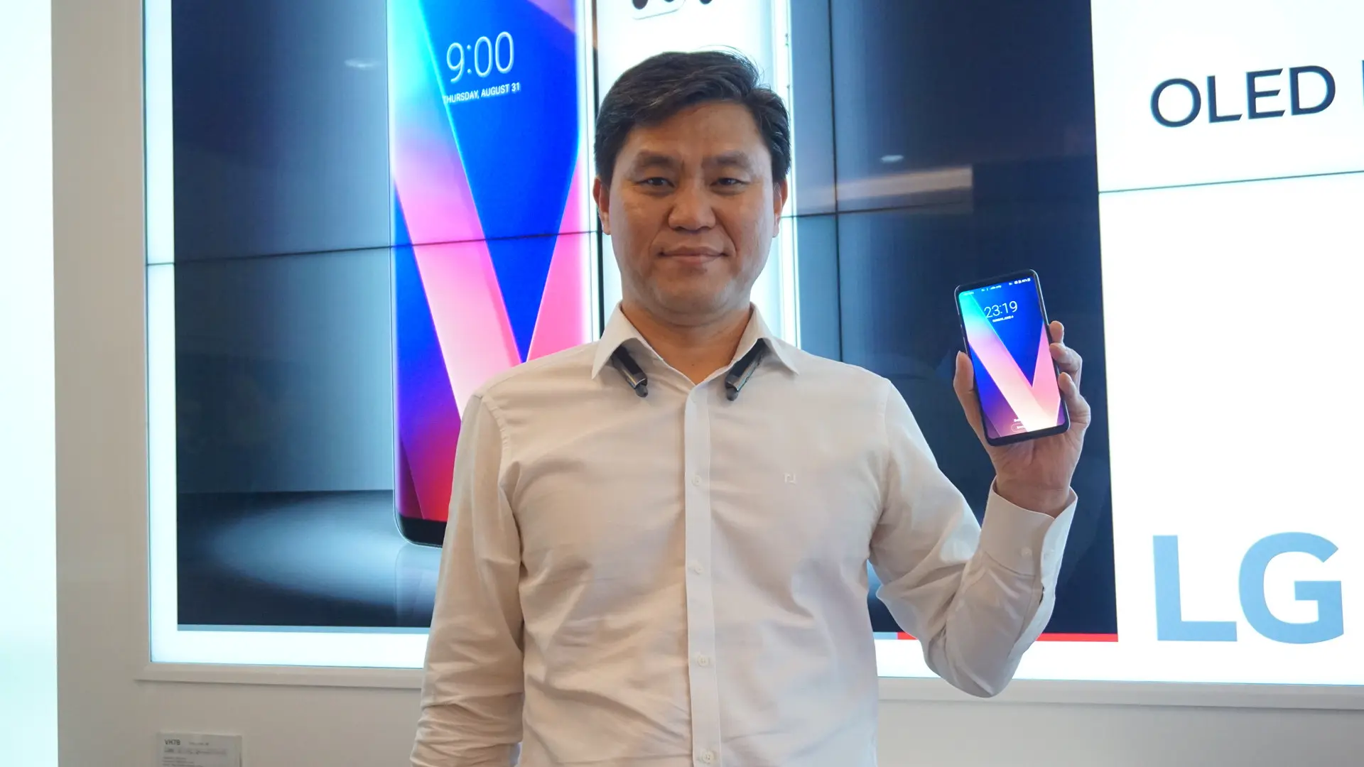 Head of LG Mobile Communications Indonesia Hee-gyun Jang membawa LG V30+ yang bakal dijual di Indonesia, Desember 2017 (/ Agustin Setyo W)