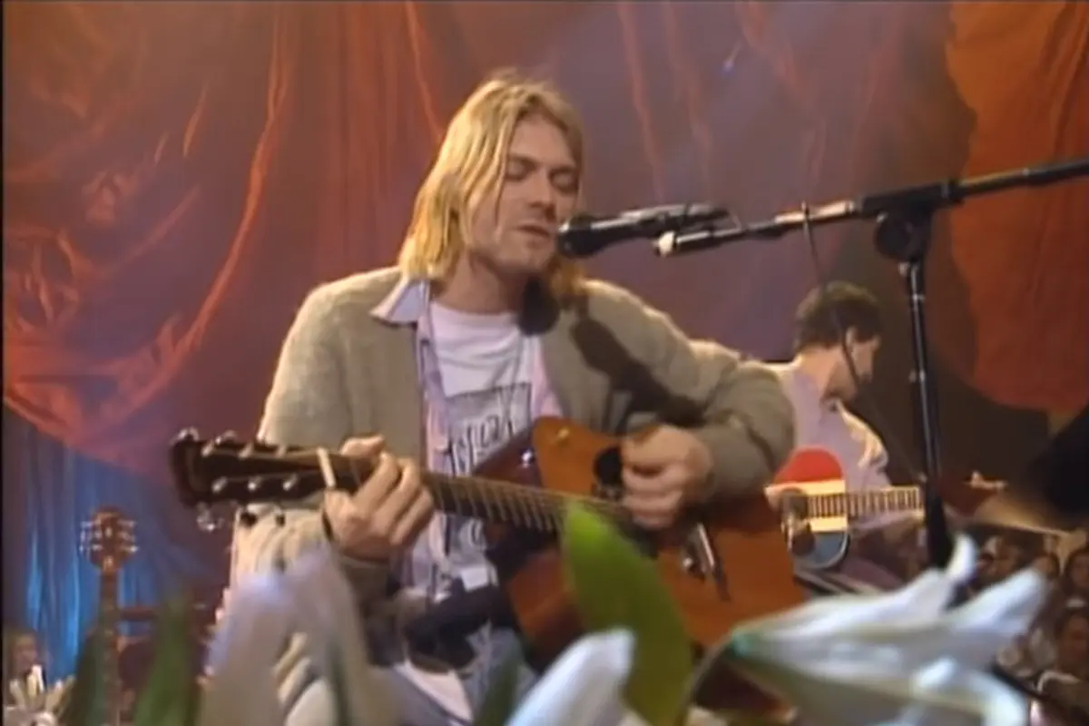 Cardigan Bolong Kurt Cobain Terlelang Seharga Rp4,6 Miliar