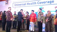 Mendagri Tjahjo Kumolo menyerahkan penghargaan UHC Award 2018 kepada pemerintah Kota Semarang. (foto: Liputan6.com / felek wahyu)