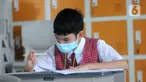 Seorang murid perwakilan sekolah mengerjakan soal saat kegiatan Kompetisi Sains Nasional (KSN) seleksi Tingkat SD/ MI Kecamatan Cinere  mata pelajaran IPA di Sekolah Dasar Islam Terpadu Miftahul Ulum (SDIT MU), Depok, Jawa Barat, Sabtu (6/3/2021). (merdeka.com/Arie Basuki)