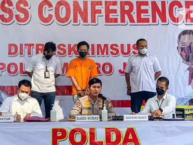 Kabid Humas Polda Metro Jaya, Kombes Pol Endra Zulpan memberikan keterangan saat rilis kasus penyebaran berita bohong atau hoaks di halaman Gedung Polda Metro Jaya, Jakarta, Kamis (28/7/2022). Dalam rilis tersebut dihadirkan satu tersangka penyebar hoaks dengan barang bukti tangkapan layar berupa ujaran kebencian dan hoaks media elektronik yang disebar melalui media sosial. (Liputan6.com/Faizal Fanani)