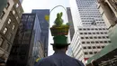 Seorang pria mengenakan topi berbentuk keranjang kaktus saat menghadiri Parade Paskah dan Festival Bonnet di New York City, Minggu (5/6/2015). (Reuters / Eric Thayer)