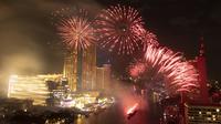 Kembang api meledak di atas Sungai Chao Phraya saat perayaan Tahun Baru di Bangkok, Thailand, Rabu (1/1/2020). (AP Photo/Sakchai Lalit)