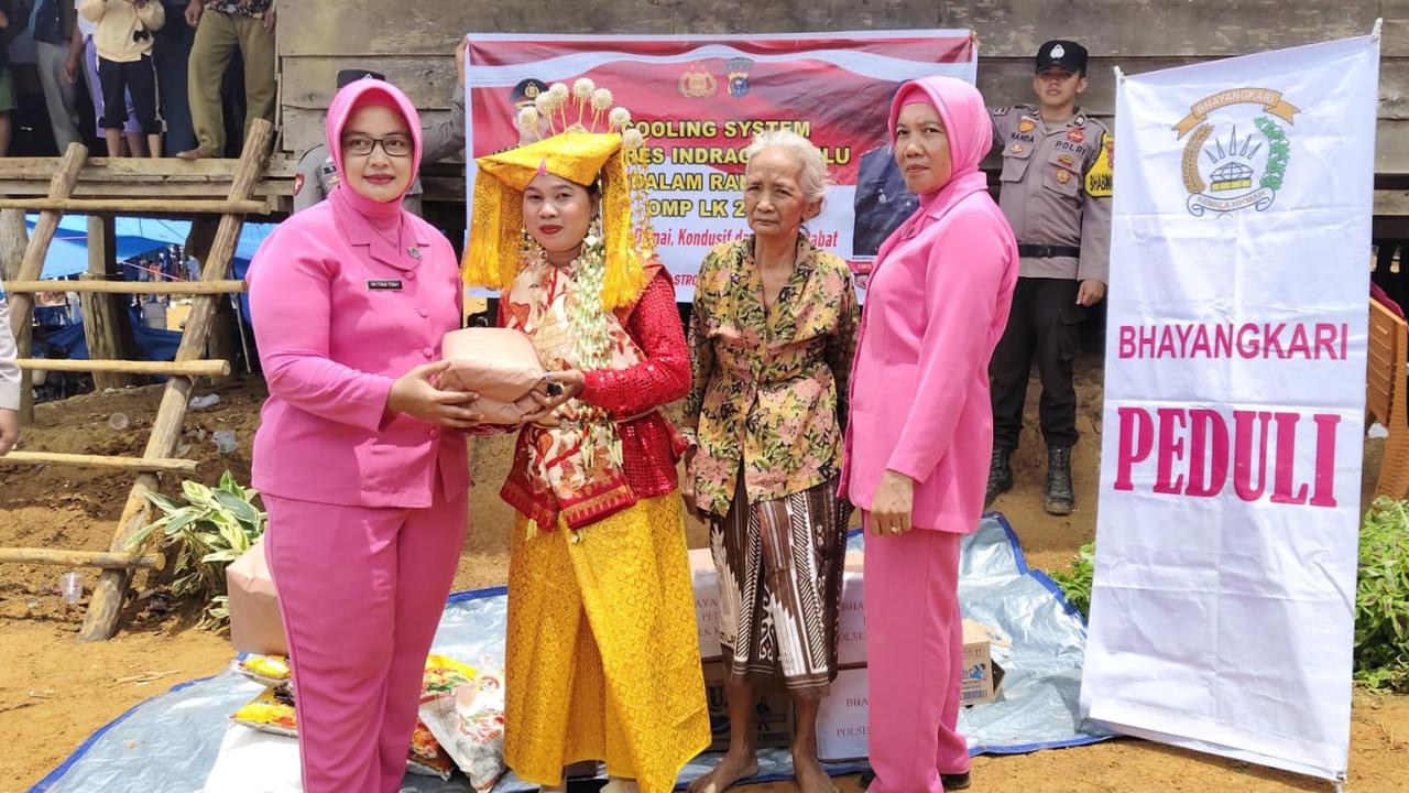 Ke Suku Pedalaman Talang Mamak, Polri Tegaskan Peran Perempuan di Pilkada Penting