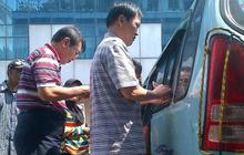 Dokter klinik Tong Fang periksa pasien tua di mobil angkot
