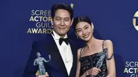 Lee Jung Jae dan Jung Ho Yeon di SAG Awards 2022. (Jordan Strauss/Invision/AP)
