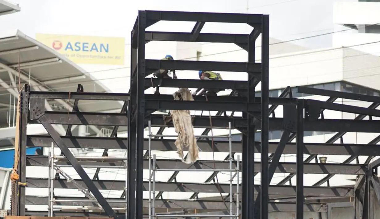 Pekerja menyelesaikan pembangunan proyek jembatan layang atau skybridge Stasiun MRT Asean-Halte Transjakarta CSW di kawasan Kebayoran Baru, Jakarta, Selasa (21/1/2020). (Liputan6.com/Immanuel Antonius)