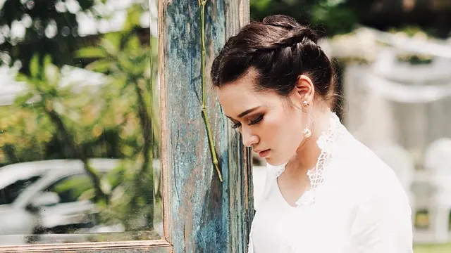 7 Potret Twindy Rarasati Saat Kenakan Kebaya, Cantik Menawan dengan Sanggul