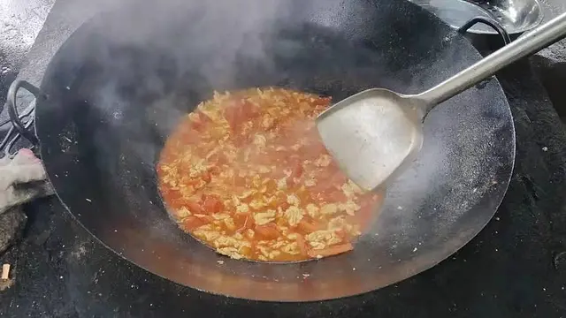Memasak telur tomat ala chinese food (Wikimedia Commons)