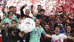 Bayern Munchen meraih gelar Liga Jerman 2022/2023 pada pekan terakhir setelah mengalahkan tuan rumah FC Cologne dengan skor 2-1 di Cologne, Jerman, Sabtu (27/5/2023). Gelar ke-11 beruntun sekaligus gelar ke-33 sepanjang sejarah ini diraih secara dramatis. Tertinggal dua poin dari Borussia Dortmund sebagai pemuncak klasemen sebelum dimulainya laga pekan terakhir, Bayern Munchen baru mencetak gol kemenangan satu menit sebelum waktu normal berakhir pada menit ke-89 lewat Jamal Musiala. Di laga lainnya, Dortmund harus puas dengan hasil imbang 2-2 saat menjamu Mainz. Baik Munchen maupun Dortmund sama-sama mengoleksi 71 poin di klasemen akhir, namun Jamal Musiala dkk lebih unggul dalam selisih gol. (AP Photo/Matthias Schrader)