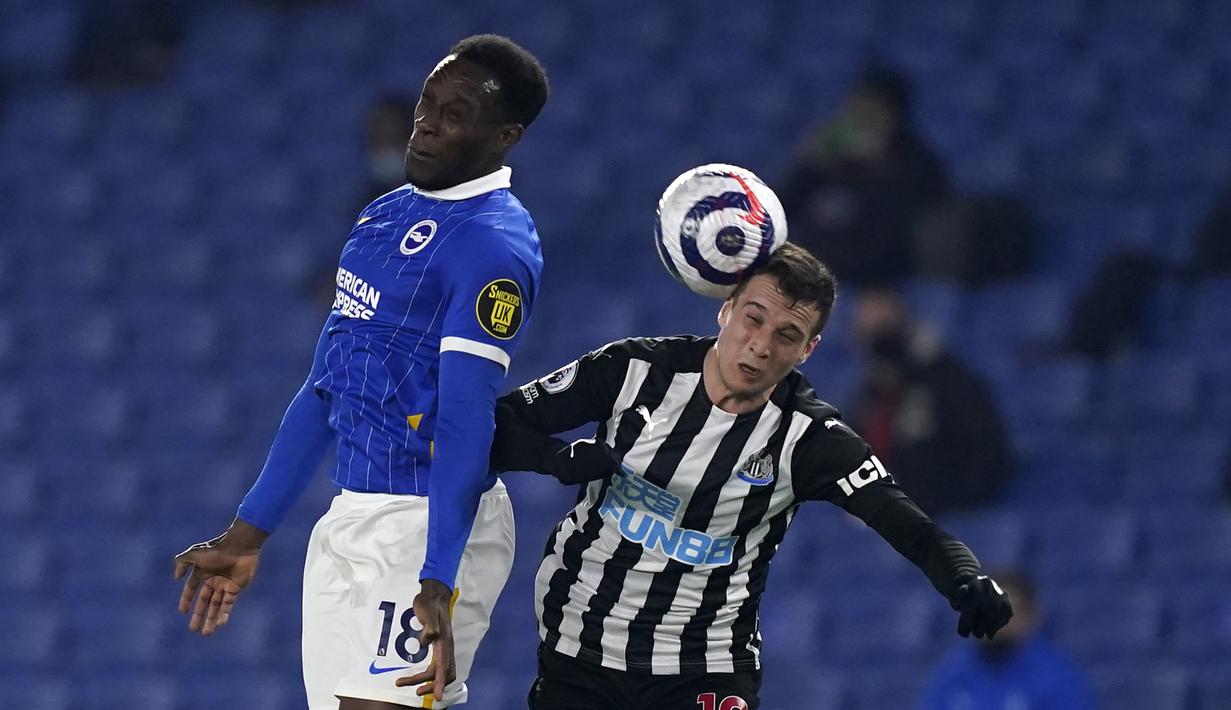 Striker Brighton and Hove Albion, Danny Welbeck (kiri) berduel udara dengan Newcastle United, Javier Manquillo dalam laga lanjutan Liga Inggris 2020/2021 pekan ke-29 di Falmer Stadium, Brighton, Sabtu (20/3/2021). Brighton menang 3-0 atas Newcastle United. (AP/John Walton/Pool)
