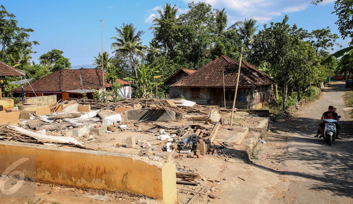 Rumah yang akan terkena dampak penggenangan Waduk Jatigede Jatigede di Desa Cipaku, Sumedang, Jawa Barat, rata dengan tanah, Senin (31/8/2015). Beberapa warga masih ada yang bertahan karena belum tuntasnya soal ganti rugi.(Liputan6.com/Faizal Fanani)