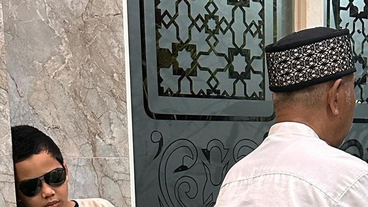 Masya Allah, Adam Anak Shireen Sungkar Rajin Salat Subuh di Masjid, Intip Potretnya Sampai Ketiduran