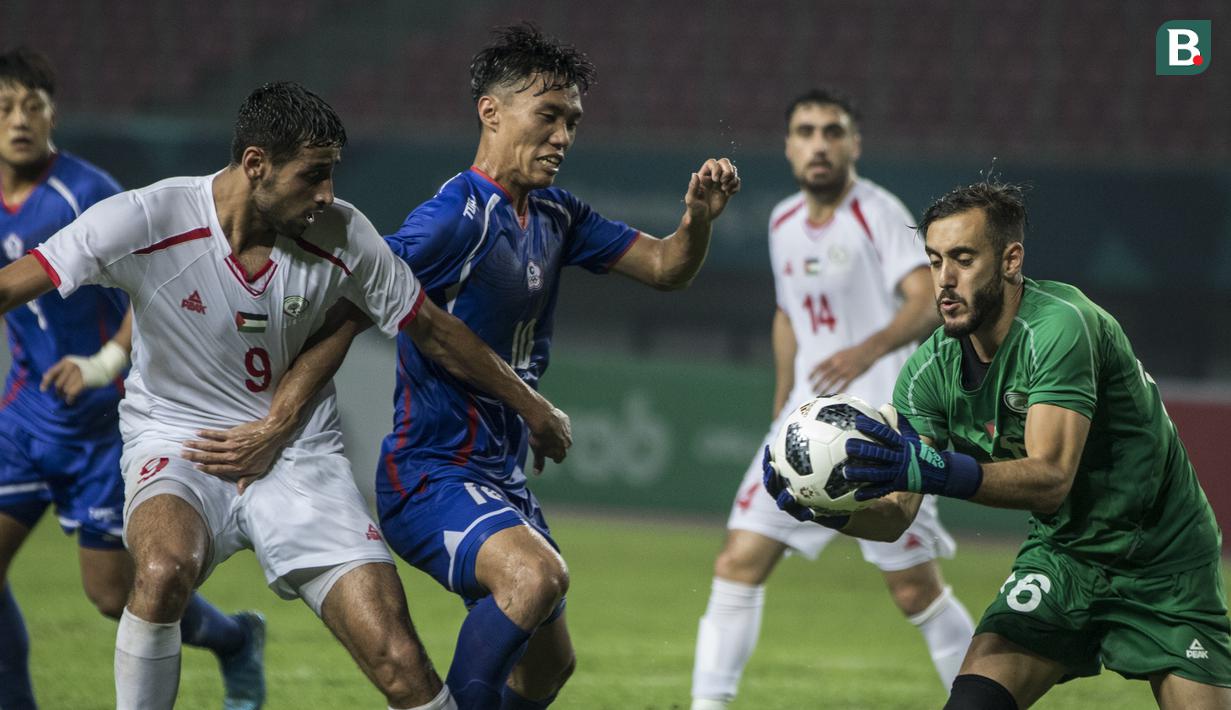 Kiper Palestina, Rami Hamada, menangkap bola tendangan pemain Taiwan pada laga Grup A Asian Games di Stadion Patriot, Jawa Barat, Jumat (10/8/2018). Kedua negara bermain imbang 0-0. (Bola.com/Vitalis Yogi Trisna)