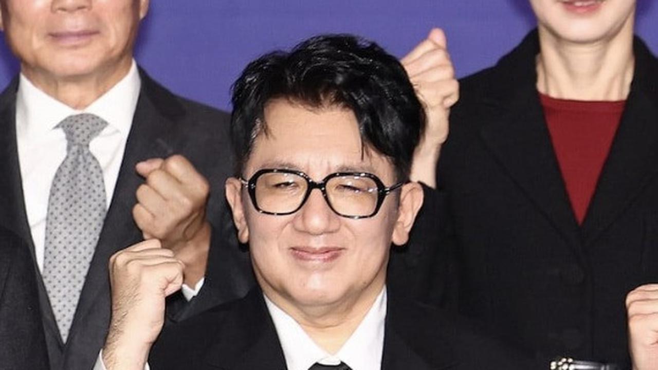 Penampilan Baru Bang Si Hyuk di Publik Sukses Jadi Sorotan Netizen, Disebut Tampak Berbeda