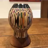 Vas bunga ini dibuat dari pensil warna, lho. Percaya, nggak? (Via: youtube.com)