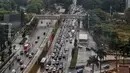 Ratusan kendaraan terjebak kemacetan di kawasan Sudirman, Jakarta, Jumat (10/2/2023). Badan Pusat Statistik (BPS) mencatat pertumbuhan ekonomi Indonesia pada kuartal IV tahun 2022 mencapai 5,31 persen secara tahunan (yoy), angka tersebut sesuai dengan target APBN 2022 yang dipatok pemerintah sebesar 5,1-5,3 persen (yoy). (Liputan6.com/Angga Yuniar)