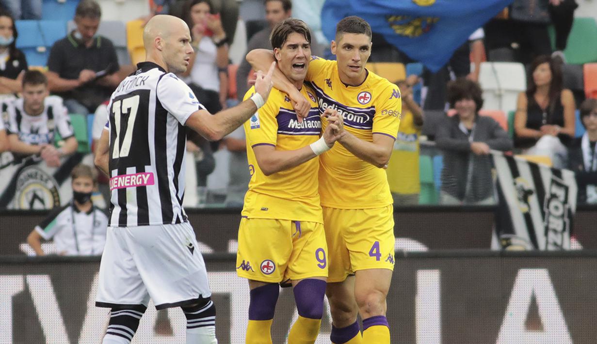 Dusan Vlahovic (tengah). Striker Fiorentina berusia 21 tahun ini mencetak gol tunggal kemenangan 1-0 atas Udinese di Liga Italia. Musim ini adalah musim keempatnya bersama La Viola dan total telah bermain dalam 91 laga di semua kompetisi dengan mencetak 35 gol. (LaPresse via AP/Andrea Bressanutti)