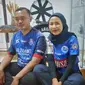 Pasangan Suami istri Edi Sutrsno dan Yuni Aremania asal Banyuwangi yang menonton langsung laga Arema FC vs Persebaya Surabaya yang berakhir rusuh. (Hermawan Arifianto/Liputan6.com)