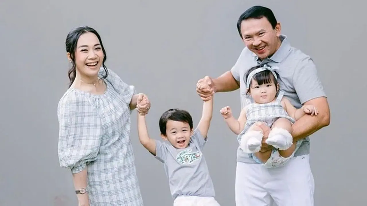 7 Gaya Pemotretan Keluarga Ahok dan Puput Nastiti Ini Curi Perhatian